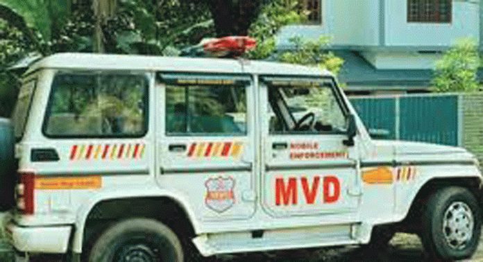 പിഞ്ചുകുഞ്ഞിനെ സ്കൂട്ടറിന്റ പുറകിൽ നിർത്തി അപകടയാത്ര നടത്തിയ യുവാവിനെതിരെ നടപടിയെടുത്തു പിഞ്ചുകുഞ്ഞിനെ സ്കൂട്ടറിന്റ പുറകിൽ നിർത്തി അപകടയാത്ര നടത്തിയ യുവാവിനെതിരെ നടപടിയെടുത്തു