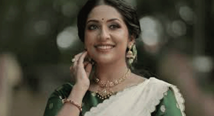 സൈക്കിൾ യാത്രികനെ ഇടിച്ചിട്ട ലോറി പിന്തുടർന്ന് നടി നവ്യ നായര് സൈക്കിൾ യാത്രികനെ ഇടിച്ചിട്ട ലോറി പിന്തുടർന്ന് നടി നവ്യ നായര്