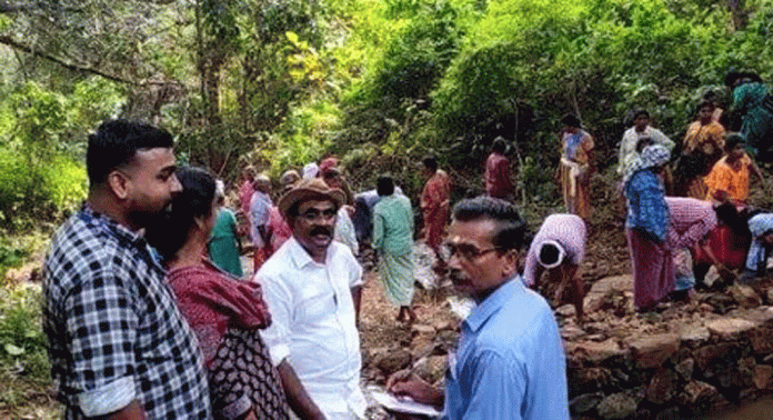 കാർഷിക വിളകൾക്ക് വെള്ളം എത്തിക്കാൻ തടയണകൾ നിർമ്മിച്ച് തൊഴിലുറപ്പ് തൊഴിലാളികൾ കാർഷിക വിളകൾക്ക് വെള്ളം എത്തിക്കാൻ തടയണകൾ നിർമ്മിച്ച് തൊഴിലുറപ്പ് തൊഴിലാളികൾ