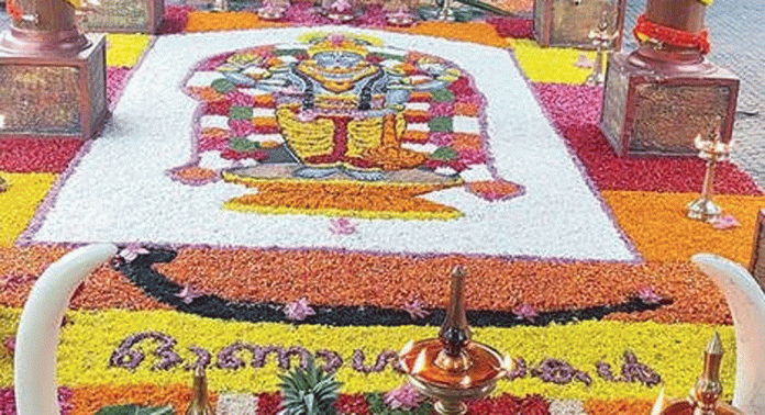 പന്തളം വലിയകോയിക്കൽ ധർമശാസ്താക്ഷേത്രത്തില് തിരുവോണനാളിൽ ഭക്തരൊരുക്കിയത് ഗുരുവായൂരപ്പന്റെ രൂപത്തിൽ തീർത്ത പൂക്കളം പന്തളം വലിയകോയിക്കൽ ധർമശാസ്താക്ഷേത്രത്തില് തിരുവോണനാളിൽ ഭക്തരൊരുക്കിയത് ഗുരുവായൂരപ്പന്റെ രൂപത്തിൽ തീർത്ത പൂക്കളം