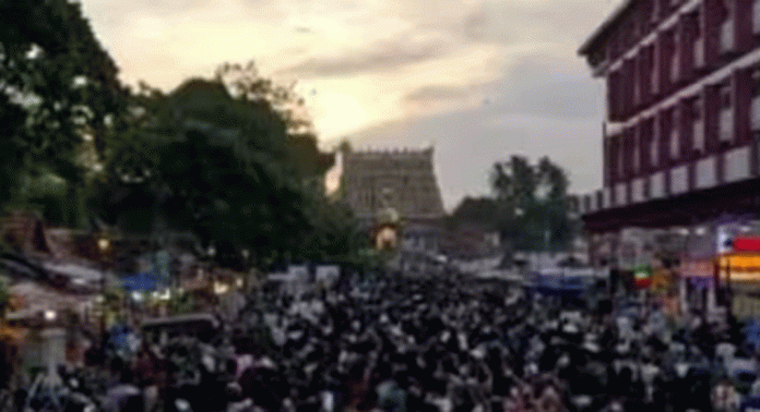 ശ്രീപത്മനാഭ സ്വാമി ക്ഷേത്രത്തിലെ കിഴക്കേനടയിൽ അപൂര്വ കാഴ്ച കാണാൻ എത്തിയവര്ക്ക് നിരാശ ശ്രീപത്മനാഭ സ്വാമി ക്ഷേത്രത്തിലെ കിഴക്കേനടയിൽ അപൂര്വ കാഴ്ച കാണാൻ എത്തിയവര്ക്ക് നിരാശ