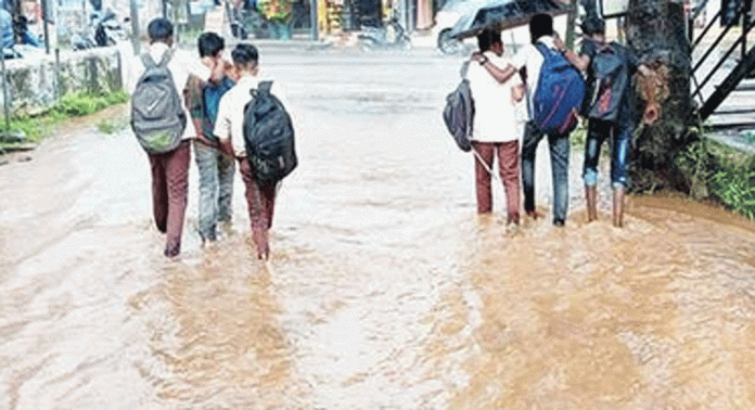 പറക്കോട് ഹൈസ്കൂൾ ജംഗ്ഷനിലെ വെള്ളക്കെട്ട് ; വലഞ്ഞ് യാത്രക്കാര് പറക്കോട് ഹൈസ്കൂൾ ജംഗ്ഷനിലെ വെള്ളക്കെട്ട് ; വലഞ്ഞ് യാത്രക്കാര്