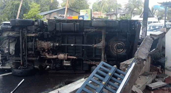 പന്തളം എംസി റോഡില് വാഹനങ്ങളുടെ കൂട്ടയിടി ; രക്ഷാപ്രവര്ത്തനത്തിന് പോയ ഫയര് ഫോഴ്സ് വാഹനവും അപകടത്തില്പെട്ടു പന്തളം എംസി റോഡില് വാഹനങ്ങളുടെ കൂട്ടയിടി ; രക്ഷാപ്രവര്ത്തനത്തിന് പോയ ഫയര് ഫോഴ്സ് വാഹനവും അപകടത്തില്പെട്ടു