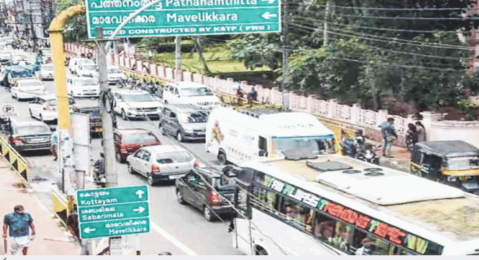 ഗതാഗതക്കുരുക്കില് വീര്പ്പുമുട്ടി പന്തളം എംസി റോഡ് ഗതാഗതക്കുരുക്കില് വീര്പ്പുമുട്ടി പന്തളം എംസി റോഡ്
