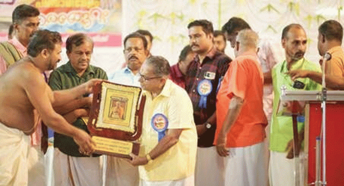 കുരമ്പാല പടയണി കളരിയുടെ പ്രഥമ ക്ഷേത്രവാദ്യകലാ സമ്രാട്ട് പുരസ്കാരം ചേരാനല്ലൂർ ശങ്കരൻകുട്ടി മാരാർക്ക് സമർപ്പിച്ചു കുരമ്പാല പടയണി കളരിയുടെ പ്രഥമ ക്ഷേത്രവാദ്യകലാ സമ്രാട്ട് പുരസ്കാരം ചേരാനല്ലൂർ ശങ്കരൻകുട്ടി മാരാർക്ക് സമർപ്പിച്ചു