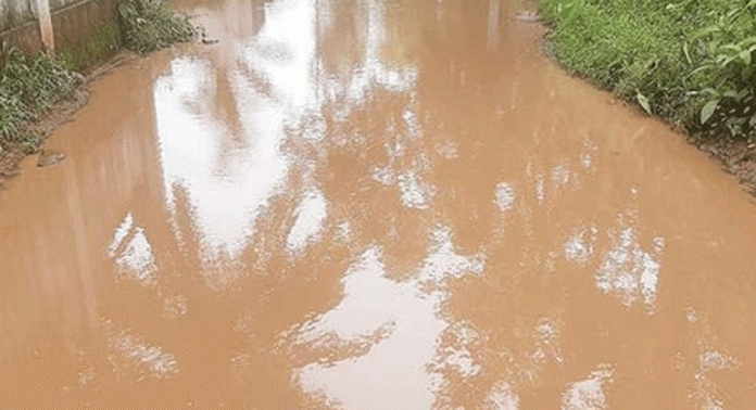 റോഡ് തോടായി ; ദുരിതത്തില് പെരിങ്ങരയിലെ ജനങ്ങള് റോഡ് തോടായി ; ദുരിതത്തില് പെരിങ്ങരയിലെ ജനങ്ങള്