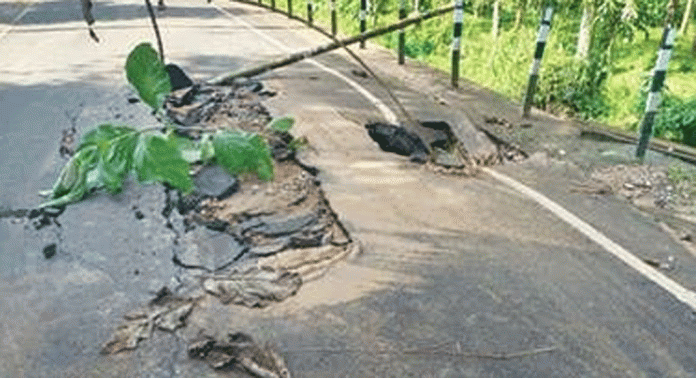 പെരിങ്ങനാട് ചെറുപാറ കണ്ണമത്ത് പടിയിൽ കുടിവെള്ള വിതരണ പൈപ്പ് പൊട്ടി പെരിങ്ങനാട് ചെറുപാറ കണ്ണമത്ത് പടിയിൽ കുടിവെള്ള വിതരണ പൈപ്പ് പൊട്ടി