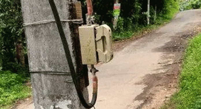 ചേർത്തോട് – മുരണി റോഡിൻ സ്ഥാപിച്ച ഫ്യൂസ് അപകട കെണിയാകുന്നു ചേർത്തോട് – മുരണി റോഡിൻ സ്ഥാപിച്ച ഫ്യൂസ് അപകട കെണിയാകുന്നു