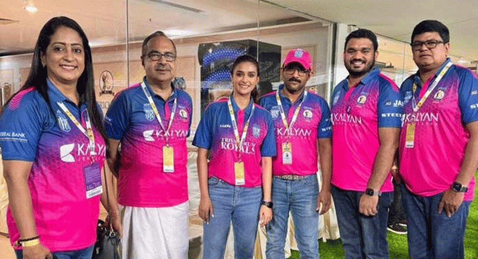 ജയത്തോടെ തുടക്കം ; ട്രിവാൻഡ്രം റോയൽസിന് പിന്തുണയുമായി പ്രിയദർശനും കല്യാണിയും ഉൾപ്പെടെയുള്ള താരങ്ങൾ ജയത്തോടെ തുടക്കം ; ട്രിവാൻഡ്രം റോയൽസിന് പിന്തുണയുമായി പ്രിയദർശനും കല്യാണിയും ഉൾപ്പെടെയുള്ള താരങ്ങൾ