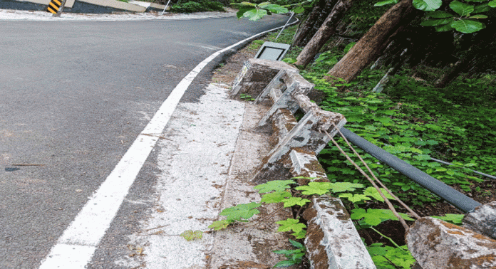കൈവരികൾ തകർന്ന് അപകടാവസ്ഥയിലായ ആലപ്രക്കാട് റോഡിലെ പാലം പുനർനിർമിക്കാൻ നടപടിയില്ലെന്ന് പരാതി കൈവരികൾ തകർന്ന് അപകടാവസ്ഥയിലായ ആലപ്രക്കാട് റോഡിലെ പാലം പുനർനിർമിക്കാൻ നടപടിയില്ലെന്ന് പരാതി