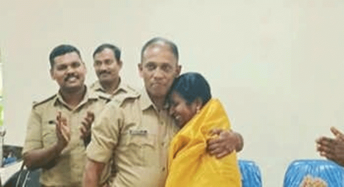 സഹപ്രവർത്തകർ നൽകിയ അംഗീകാരം ഭാര്യയ്ക്ക് സമർപ്പിച്ച് അഗ്നിരക്ഷാസേന ഉദ്യോഗസ്ഥൻ സഹപ്രവർത്തകർ നൽകിയ അംഗീകാരം ഭാര്യയ്ക്ക് സമർപ്പിച്ച് അഗ്നിരക്ഷാസേന ഉദ്യോഗസ്ഥൻ