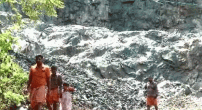 കമ്പിളിപ്പാറ കരിങ്കല് ക്വാറിയില് വീണ്ടും ഖനനം തുടങ്ങാന് നീക്കമെന്ന് പരാതി കമ്പിളിപ്പാറ കരിങ്കല് ക്വാറിയില് വീണ്ടും ഖനനം തുടങ്ങാന് നീക്കമെന്ന് പരാതി