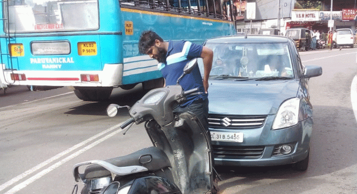 ഇട്ടിയപ്പാറ ടൗണില് വൺവേ തെറ്റിച്ചെത്തിയ കാര് ഇരുചക്രവാഹന യാത്രികനെ ഇടിച്ചു വീഴ്ത്തി ഇട്ടിയപ്പാറ ടൗണില് വൺവേ തെറ്റിച്ചെത്തിയ കാര് ഇരുചക്രവാഹന യാത്രികനെ ഇടിച്ചു വീഴ്ത്തി