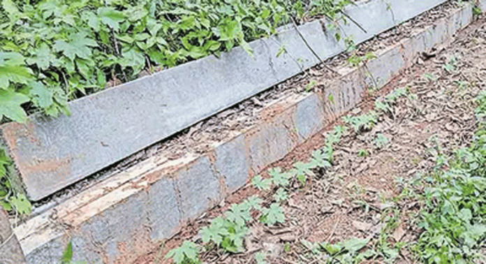 റാന്നിയില് വാഹന യാത്രക്കാര്ക്ക് കെണിയായി വൈദ്യുതി തൂണുകള് റാന്നിയില് വാഹന യാത്രക്കാര്ക്ക് കെണിയായി വൈദ്യുതി തൂണുകള്