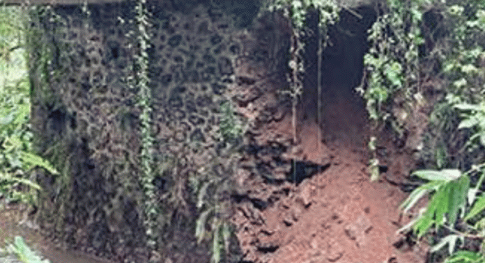 അത്തിക്കയം കൊച്ചുപാലത്തിന്റെ പണി തുടങ്ങിയില്ല ; വലഞ്ഞ് യാത്രക്കാര് അത്തിക്കയം കൊച്ചുപാലത്തിന്റെ പണി തുടങ്ങിയില്ല ; വലഞ്ഞ് യാത്രക്കാര്