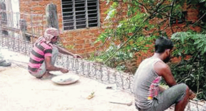 ഇടമൺ ജംഗ്ഷനിലെ പാലത്തിലെ തകർന്ന കൈവരികളുടെ പുനർനിർമാണം തുടങ്ങി ഇടമൺ ജംഗ്ഷനിലെ പാലത്തിലെ തകർന്ന കൈവരികളുടെ പുനർനിർമാണം തുടങ്ങി