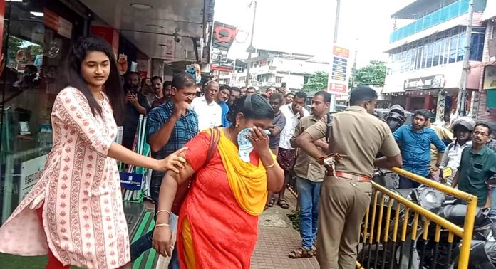റാന്നിയിലെ ജ്യൂവലറിയിൽ മോഷണം നടത്തി കടന്ന സ്ത്രീയെ ജീവനക്കാരി ഓടിച്ചിട്ട് പിടിച്ചു റാന്നിയിലെ ജ്യൂവലറിയിൽ മോഷണം നടത്തി കടന്ന സ്ത്രീയെ ജീവനക്കാരി ഓടിച്ചിട്ട് പിടിച്ചു