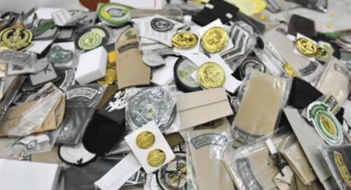 അനധികൃതമായി സൂക്ഷിച്ച 3,000 സൈനിക ചിഹ്നങ്ങളും റാങ്കുകളും റിയാദിൽ പിടികൂടി അനധികൃതമായി സൂക്ഷിച്ച 3,000 സൈനിക ചിഹ്നങ്ങളും റാങ്കുകളും റിയാദിൽ പിടികൂടി