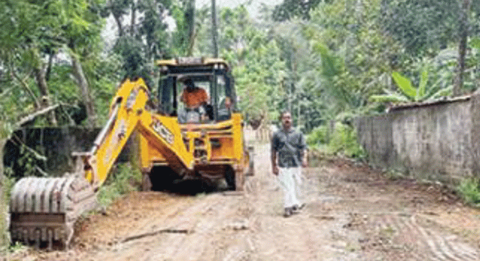 മാമ്മൂട്ടിൽപ്പടി-ഏറ്റുകടവ് റോഡ് സഞ്ചാരയോഗ്യമാക്കാൻ നാട്ടുകാർ നേരിട്ട് രംഗത്തിറങ്ങി മാമ്മൂട്ടിൽപ്പടി-ഏറ്റുകടവ് റോഡ് സഞ്ചാരയോഗ്യമാക്കാൻ നാട്ടുകാർ നേരിട്ട് രംഗത്തിറങ്ങി