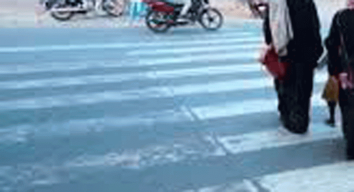 സീബ്രാവരകൾ മാഞ്ഞു ; പക്ഷേ റോഡിലെ വരകൾ തെറ്റിച്ചാൽ പെറ്റി അങ്ങ് വീട്ടിലെത്തും സീബ്രാവരകൾ മാഞ്ഞു ; പക്ഷേ റോഡിലെ വരകൾ തെറ്റിച്ചാൽ പെറ്റി അങ്ങ് വീട്ടിലെത്തും