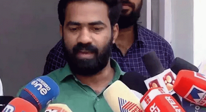 ആര്എസ്എസ് – എഡിജിപി കൂടിക്കാഴ്ച്ചയിൽ അതൃപ്തി പ്രകടിപ്പിച്ച് ഡിവൈഎഫ്ഐ സംസ്ഥാന സെക്രട്ടറി വി കെ സനോജ് ആര്എസ്എസ് – എഡിജിപി കൂടിക്കാഴ്ച്ചയിൽ അതൃപ്തി പ്രകടിപ്പിച്ച് ഡിവൈഎഫ്ഐ സംസ്ഥാന സെക്രട്ടറി വി കെ സനോജ്