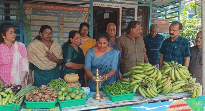 പഴവങ്ങാടി ഗ്രാമപഞ്ചായത്ത് കുടുംബശ്രീ സിഡിഎസ് നേതൃത്വത്തില് ഓണം വിപണനമേളക്ക് തുടക്കമായി പഴവങ്ങാടി ഗ്രാമപഞ്ചായത്ത് കുടുംബശ്രീ സിഡിഎസ് നേതൃത്വത്തില് ഓണം വിപണനമേളക്ക് തുടക്കമായി