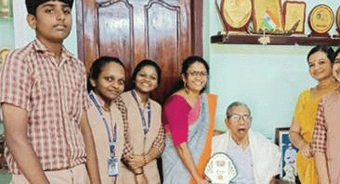 അമൃതവിദ്യാലയത്തിന്റെ രജതജൂബിലി ആഘോഷങ്ങളുടെ ഭാഗമായി പ്രദേശത്തെ 25 അധ്യാപകരെ ആദരിച്ചു അമൃതവിദ്യാലയത്തിന്റെ രജതജൂബിലി ആഘോഷങ്ങളുടെ ഭാഗമായി പ്രദേശത്തെ 25 അധ്യാപകരെ ആദരിച്ചു