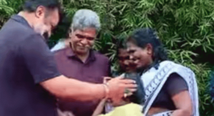 ജപ്തിക്കിരയായ നിർധന കുടുംബത്തിന് ആധാരം പണമടച്ച് തിരിച്ചെടുത്ത് നൽകി കേന്ദ്രമന്ത്രി സുരേഷ് ഗോപി ജപ്തിക്കിരയായ നിർധന കുടുംബത്തിന് ആധാരം പണമടച്ച് തിരിച്ചെടുത്ത് നൽകി കേന്ദ്രമന്ത്രി സുരേഷ് ഗോപി