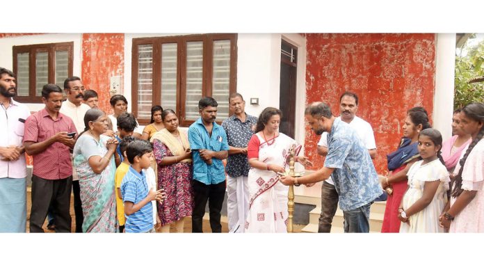 സുനില് ടീച്ചറിന്റെ 324-മത് സ്നേഹഭവനം ഡോളി ചുമക്കുന്ന അലക്സിനും കുടുംബത്തിനും സുനില് ടീച്ചറിന്റെ 324-മത് സ്നേഹഭവനം ഡോളി ചുമക്കുന്ന അലക്സിനും കുടുംബത്തിനും