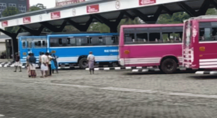 ഓട്ടം നിർത്തിവെച്ച് തൃശൂർ – കൊടുങ്ങല്ലൂർ റൂട്ടിലെ സ്വകാര്യ ബസുകൾ ഓട്ടം നിർത്തിവെച്ച് തൃശൂർ – കൊടുങ്ങല്ലൂർ റൂട്ടിലെ സ്വകാര്യ ബസുകൾ
