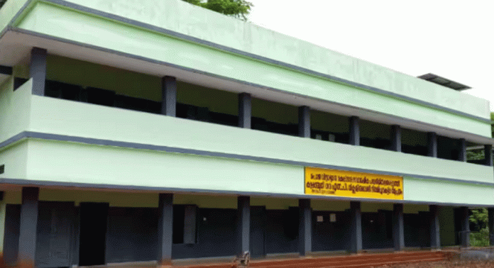 തൃശൂരിൽ സർക്കാർ സ്കൂളിനായി നിർമ്മിച്ച പുതിയ കെട്ടിടത്തിൽ നിന്ന് ഫാനുകളും ലൈറ്റുകളും ഊരി കൊണ്ടുപോകാന് ശ്രമം തൃശൂരിൽ സർക്കാർ സ്കൂളിനായി നിർമ്മിച്ച പുതിയ കെട്ടിടത്തിൽ നിന്ന് ഫാനുകളും ലൈറ്റുകളും ഊരി കൊണ്ടുപോകാന് ശ്രമം