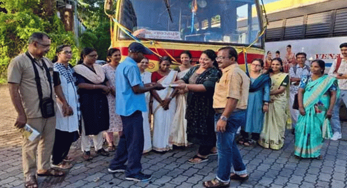 കെ.എസ്.ആർ.ടി.സിയുടെ പത്തനംതിട്ട – ഗുരുവായൂർ – കുറ്റ്യാടി – മാനന്തവാടി ബസിലെ ജീവനക്കാർക്ക് ഓണക്കോടി നൽകി ആദരിച്ചു കെ.എസ്.ആർ.ടി.സിയുടെ പത്തനംതിട്ട – ഗുരുവായൂർ – കുറ്റ്യാടി – മാനന്തവാടി ബസിലെ ജീവനക്കാർക്ക് ഓണക്കോടി നൽകി ആദരിച്ചു