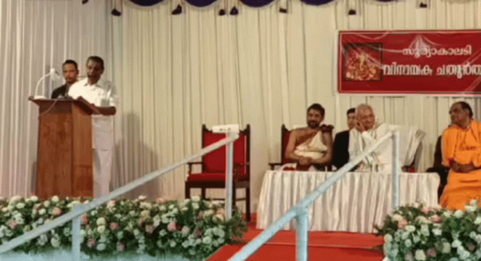 കേരള ഗവര്ണര് ആരിഫ് മുഹമ്മദ് ഖാനെ പുകഴ്ത്തി തിരുവഞ്ചൂര് രാധാകൃഷ്ണൻ കേരള ഗവര്ണര് ആരിഫ് മുഹമ്മദ് ഖാനെ പുകഴ്ത്തി തിരുവഞ്ചൂര് രാധാകൃഷ്ണൻ