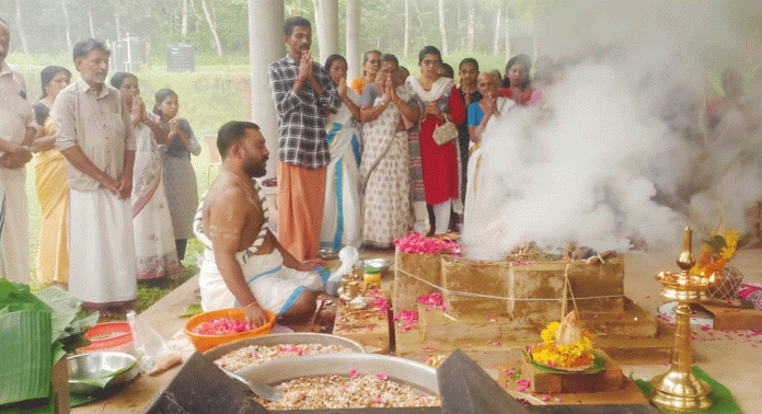 വിനായക ചതുർഥി : പേഴുംപാറ മഹാദേവ ക്ഷേത്രത്തിൽ 108 നാളികേരത്തിന്റെ മഹാ അഷ്ടദ്രവ്യ ഗണപതി ഹോമം നടത്തി വിനായക ചതുർഥി : പേഴുംപാറ മഹാദേവ ക്ഷേത്രത്തിൽ 108 നാളികേരത്തിന്റെ മഹാ അഷ്ടദ്രവ്യ ഗണപതി ഹോമം നടത്തി