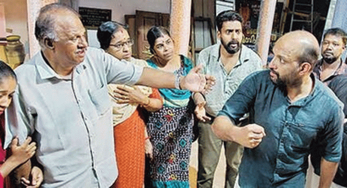 ഓണത്തിന് നാടകം ഒരുക്കി ജനകീയ കൂട്ടായ്മ ഓണത്തിന് നാടകം ഒരുക്കി ജനകീയ കൂട്ടായ്മ