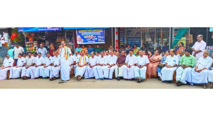 മാഫിയ സംരക്ഷകനായ മുഖ്യമന്ത്രി രാജിവെക്കുക ; പ്രതിഷേധ കൂട്ടായ്മ സംഘടിപ്പിച്ചു മാഫിയ സംരക്ഷകനായ മുഖ്യമന്ത്രി രാജിവെക്കുക ; പ്രതിഷേധ കൂട്ടായ്മ സംഘടിപ്പിച്ചു