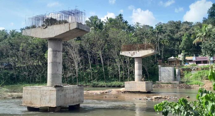 കരാറുകാരന് പണം ലഭിച്ചില്ല ; അരുവാപ്പുലം – ഐരവൺ – മെഡിക്കൽ കോളേജ് പാലത്തിന്റെ നിർമ്മാണ പ്രവർത്തനങ്ങൾ നിലച്ചു കരാറുകാരന് പണം ലഭിച്ചില്ല ; അരുവാപ്പുലം – ഐരവൺ – മെഡിക്കൽ കോളേജ് പാലത്തിന്റെ നിർമ്മാണ പ്രവർത്തനങ്ങൾ നിലച്ചു