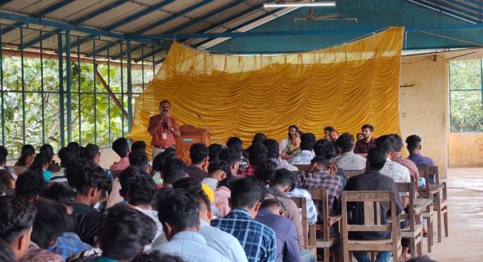 മാലിന്യ മുക്തം നവകേരളം ക്യാമ്പയിൻ വിദ്യാർത്ഥികൾക്കായി ഹരിത സഭ സംഘടിപ്പിച്ചു മാലിന്യ മുക്തം നവകേരളം ക്യാമ്പയിൻ വിദ്യാർത്ഥികൾക്കായി ഹരിത സഭ സംഘടിപ്പിച്ചു