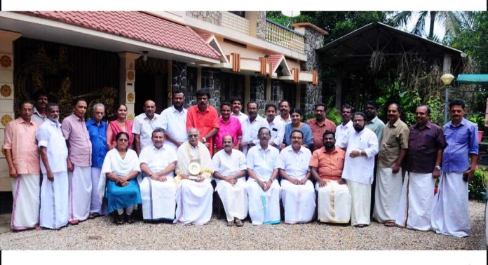 കോൺഗ്രസ് കോന്നി മണ്ഡലം കമ്മിറ്റിയുടെ അഭിമുഖ്യത്തിൽ കല്ലറേത്ത് എം.കെ രവീന്ദ്രനാഥിനെ ആദരിച്ചു കോൺഗ്രസ് കോന്നി മണ്ഡലം കമ്മിറ്റിയുടെ അഭിമുഖ്യത്തിൽ കല്ലറേത്ത് എം.കെ രവീന്ദ്രനാഥിനെ ആദരിച്ചു