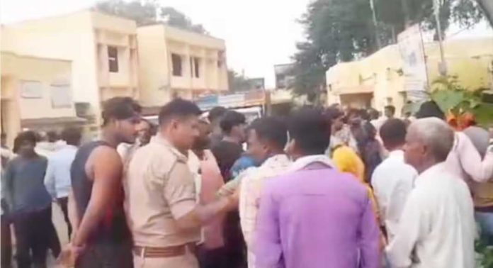 അമിത വേഗത്തിലെത്തിയ പിക്കപ്പ് പാഞ്ഞുകയറിയുണ്ടായ അപകടത്തിൽ ഒരു കുടുംബത്തിലെ നാല് പേർ മരിച്ചു അമിത വേഗത്തിലെത്തിയ പിക്കപ്പ് പാഞ്ഞുകയറിയുണ്ടായ അപകടത്തിൽ ഒരു കുടുംബത്തിലെ നാല് പേർ മരിച്ചു