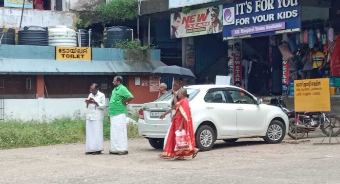 റാന്നിയിൽ സ്വകാര്യ വാഹനങ്ങൾ സ്റ്റാൻ്റ് കയ്യടക്കിയതോടെ ബസ്സുകൾക്ക് പാർക്ക് ചെയ്യാൻ സ്ഥലമില്ല റാന്നിയിൽ സ്വകാര്യ വാഹനങ്ങൾ സ്റ്റാൻ്റ് കയ്യടക്കിയതോടെ ബസ്സുകൾക്ക് പാർക്ക് ചെയ്യാൻ സ്ഥലമില്ല