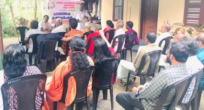 റോഡ് അരികിലെ കാടുകൾ നീക്കം ചെയ്യണം ; കോൺഗ്രസ് കൺവെൻഷൻ റോഡ് അരികിലെ കാടുകൾ നീക്കം ചെയ്യണം ; കോൺഗ്രസ് കൺവെൻഷൻ