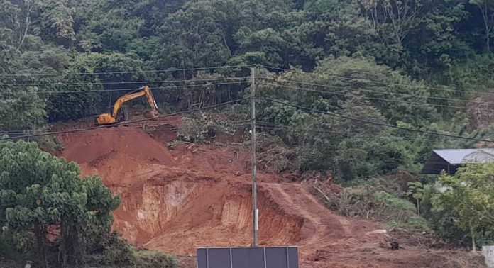 മുറിഞ്ഞകല്ലിൽ സംസ്ഥാന പാത നശിപ്പിച്ച് പച്ചമണ്ണെടുപ്പ് മുറിഞ്ഞകല്ലിൽ സംസ്ഥാന പാത നശിപ്പിച്ച് പച്ചമണ്ണെടുപ്പ്