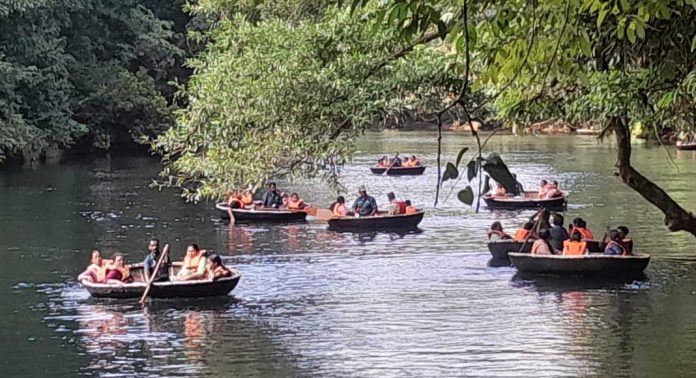 അടവി കുട്ടവഞ്ചി സവാരി കേന്ദ്രത്തിൽ വൻ തിരക്ക് അടവി കുട്ടവഞ്ചി സവാരി കേന്ദ്രത്തിൽ വൻ തിരക്ക്