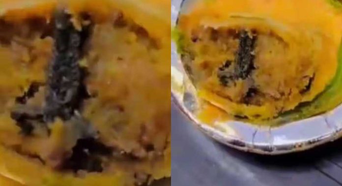 ബേക്കറിയിൽ നിന്നും സമൂസ വാങ്ങി, ഉള്ളിൽ ചത്ത തവളയുടെ കാൽ ; കടയുടമയ്ക്കെതിരെ കേസെടുത്ത് പോലീസ് ബേക്കറിയിൽ നിന്നും സമൂസ വാങ്ങി, ഉള്ളിൽ ചത്ത തവളയുടെ കാൽ ; കടയുടമയ്ക്കെതിരെ കേസെടുത്ത് പോലീസ്