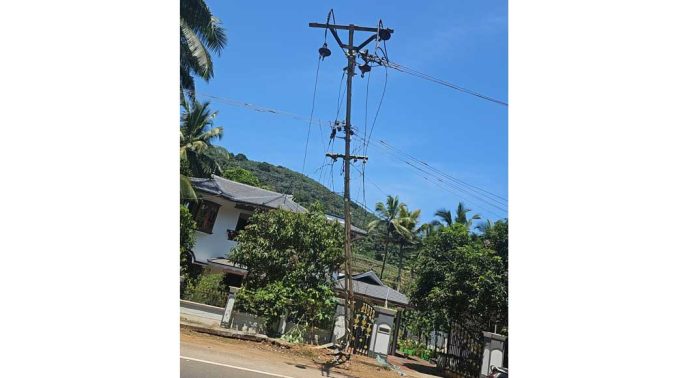 വലിയകലുങ്ക് ഭാഗത്ത് വാഹനം ഇടിച്ചു 11 കെ.വി വൈദ്യുതി തൂണ് തകര്ത്തു വലിയകലുങ്ക് ഭാഗത്ത് വാഹനം ഇടിച്ചു 11 കെ.വി വൈദ്യുതി തൂണ് തകര്ത്തു