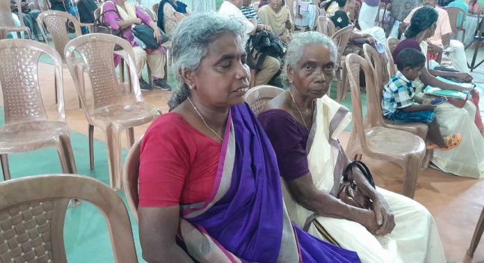 കോന്നിയിൽ കാഴ്ചയില്ലാത്ത മകളും അമ്മയും താമസിക്കുന്ന വീട്ടിലേക്കുള്ള വഴി കെട്ടിയടച്ചതായി പരാതി കോന്നിയിൽ കാഴ്ചയില്ലാത്ത മകളും അമ്മയും താമസിക്കുന്ന വീട്ടിലേക്കുള്ള വഴി കെട്ടിയടച്ചതായി പരാതി