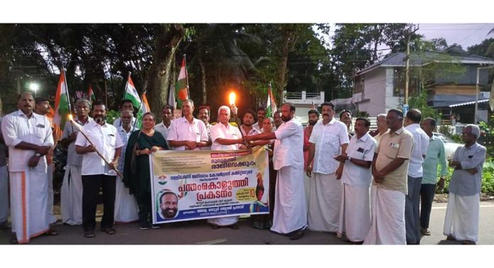 കോൺഗ്രസ് വള്ളിക്കോട് മണ്ഡലം കമ്മറ്റിയുടെ ആഭിമുഖ്യത്തിൽ പന്തം കൊളുത്തി പ്രകടനവും പ്രതിഷേധയോഗവും നടത്തി കോൺഗ്രസ് വള്ളിക്കോട് മണ്ഡലം കമ്മറ്റിയുടെ ആഭിമുഖ്യത്തിൽ പന്തം കൊളുത്തി പ്രകടനവും പ്രതിഷേധയോഗവും നടത്തി