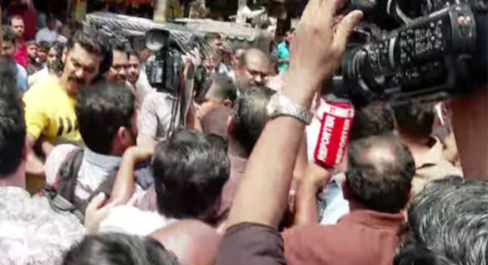 അൻവറിനോട് ചോദ്യം ചോദിച്ചതിന് മാധ്യമപ്രവർത്തകർക്ക് മർദ്ദനം ; രണ്ട് പേർക്കെതിരെ പോലീസ് കേസെടുത്തു അൻവറിനോട് ചോദ്യം ചോദിച്ചതിന് മാധ്യമപ്രവർത്തകർക്ക് മർദ്ദനം ; രണ്ട് പേർക്കെതിരെ പോലീസ് കേസെടുത്തു
