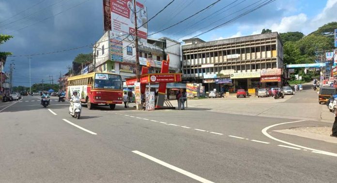 പെരുമ്പുഴ സ്റ്റാന്ഡിനോട് നോ പറഞ്ഞ് ബസുകള് : പരാതി നല്കി യാത്രക്കാരന് പെരുമ്പുഴ സ്റ്റാന്ഡിനോട് നോ പറഞ്ഞ് ബസുകള് : പരാതി നല്കി യാത്രക്കാരന്